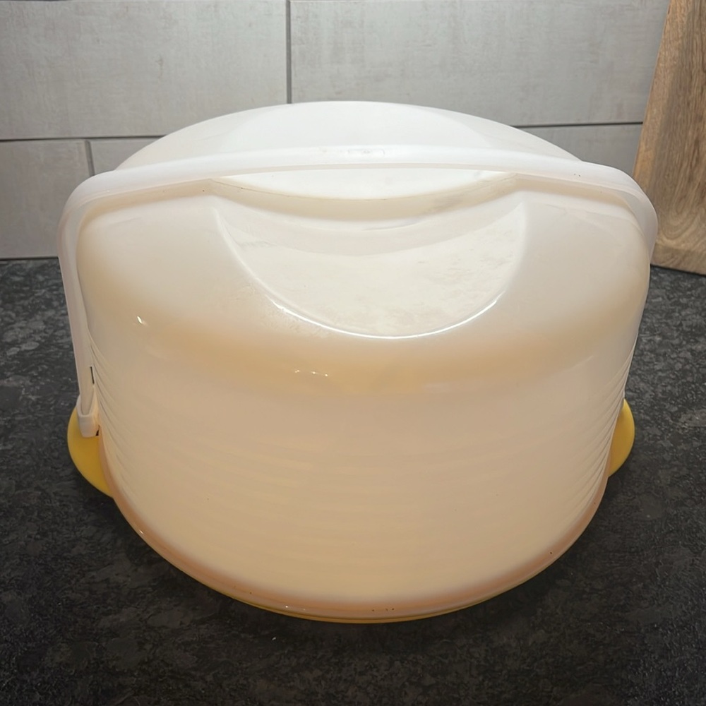 Vintage cake/pie carrier Tupperware. Yellow and white. Locks to carry w…